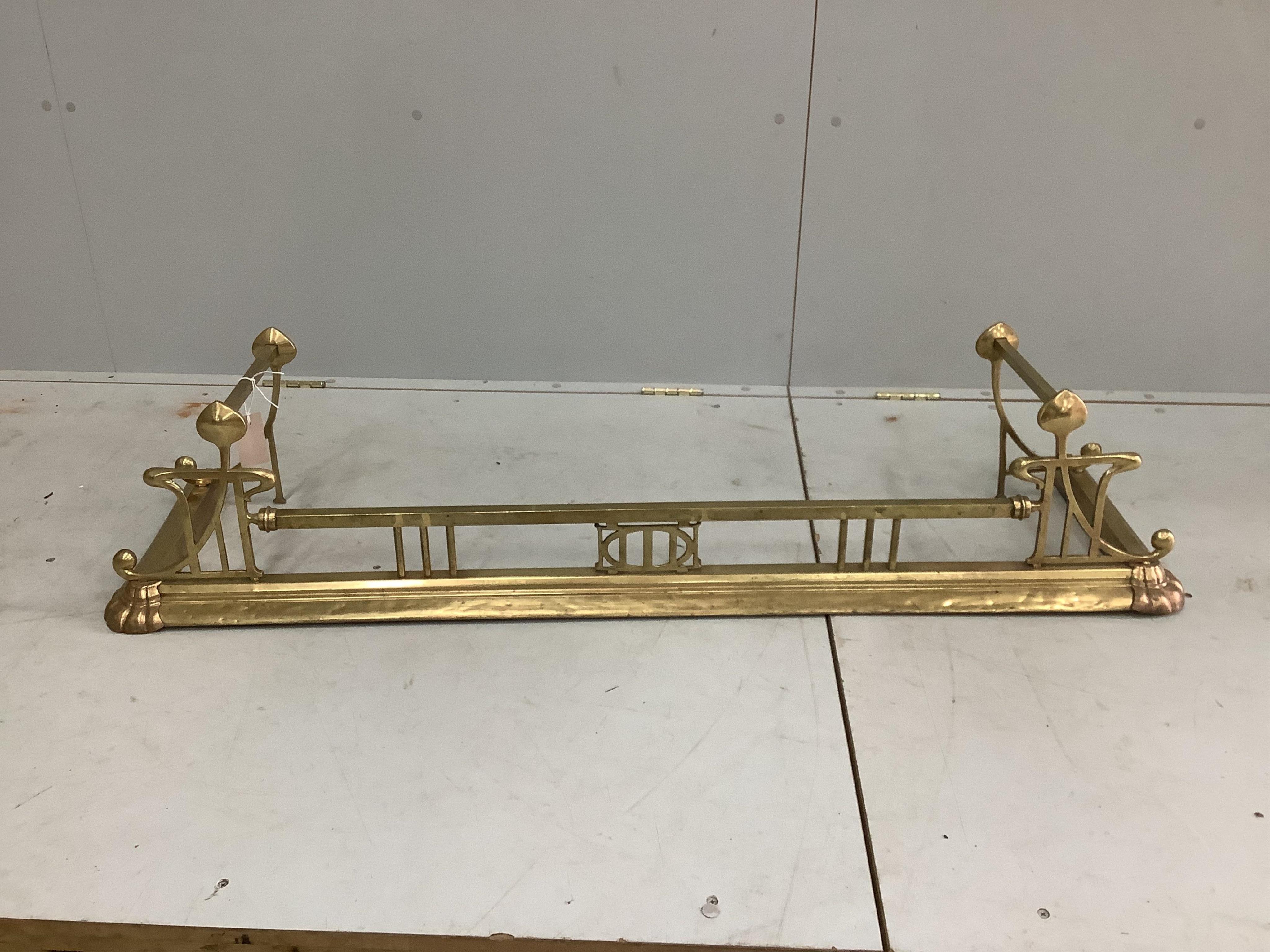 An Edwardian brass fender, width 132cm. Condition - fair